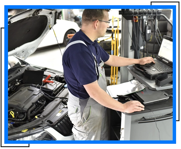 mechanic facing a laptop for car diagnostic