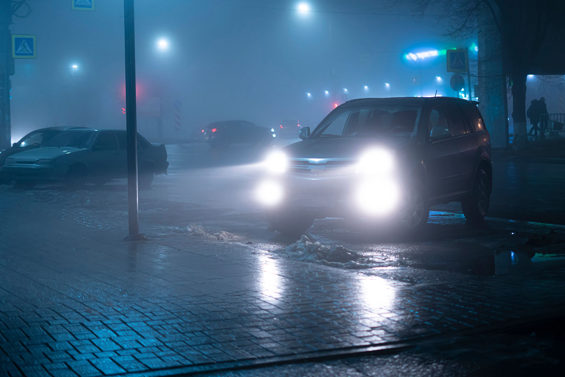 the car headlights through the fog